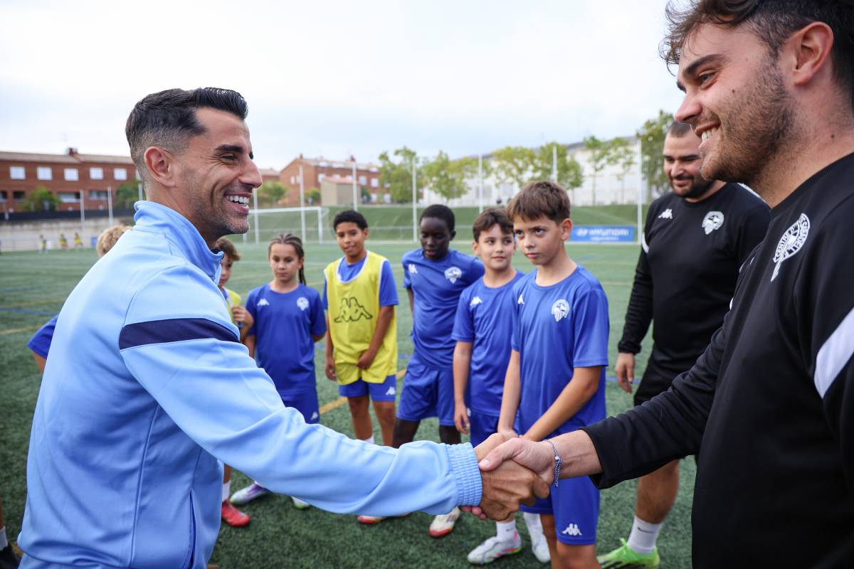 El jugador durant la trobada amb els equips del futbol base - Víctor Castillo El jugador durant la trobada amb els equips del futbol base