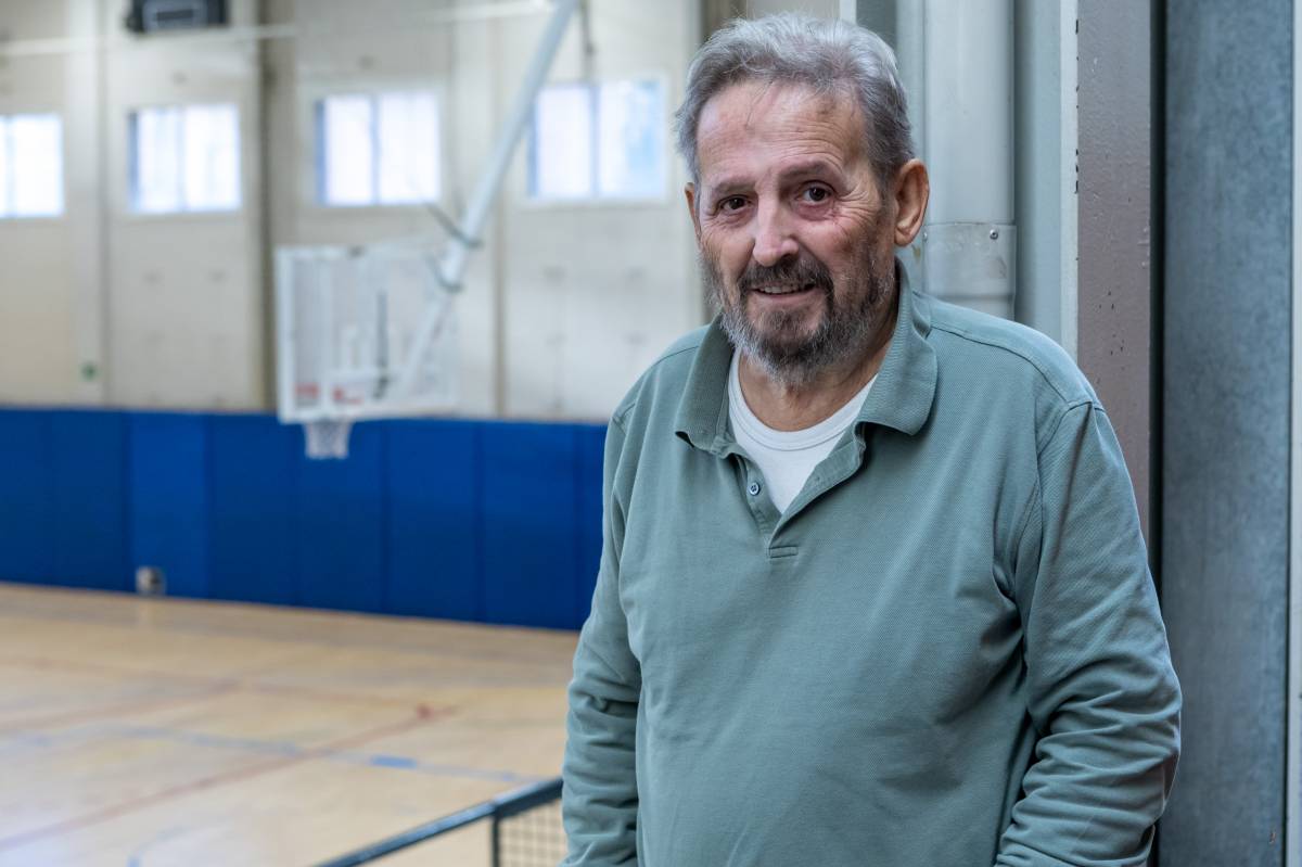 Elías Argüello, a Can Balsach, amb una canasta al fons - Juanma Peláez