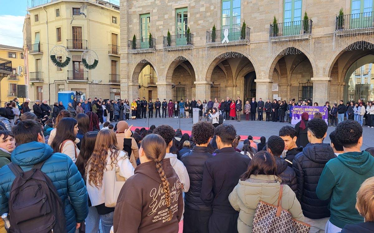 Crida unànime a Manresa contra la violència masclista en l'acte institucional del 25-N