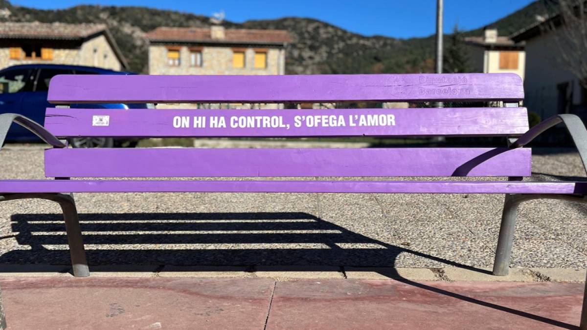 La sensibilització pel 25-N al Berguedà es plasma sobre el mobiliari urbà