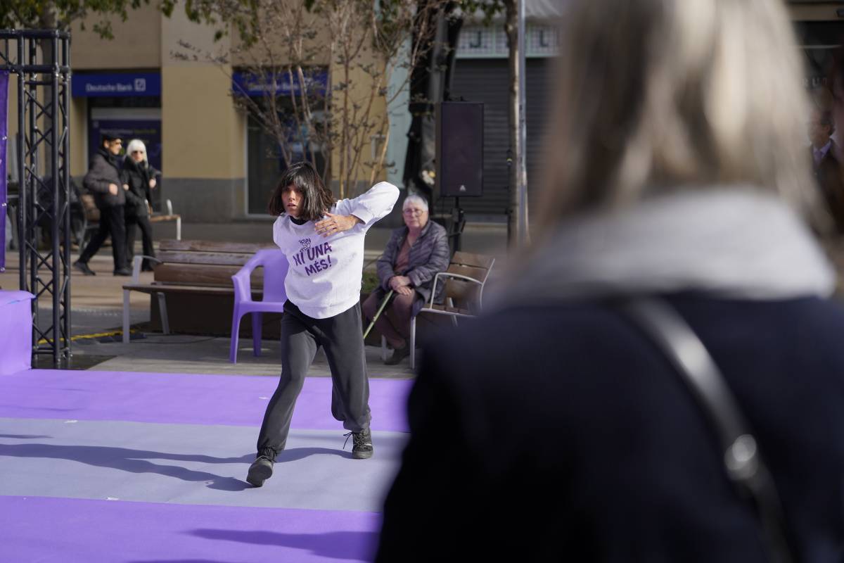Una performance ha acompanyat l'acte del 25N - David Chao