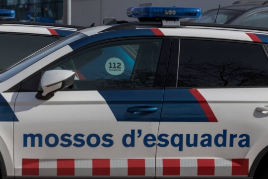 Apareixen dos cotxes enfonsats dins una bassa a Vallmoll: ningú no sap com han acabat allà