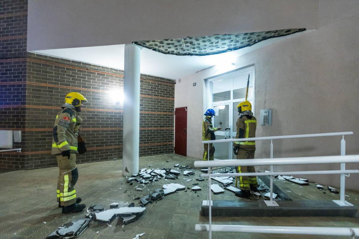 Ensurt a Sabadell pel despreniment d'un tros del sostre de l'entrada d'un edifici