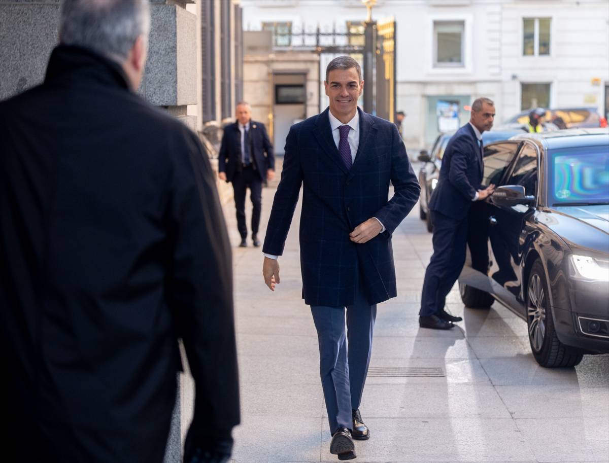 «Anatomia d'un farsant»: Feijóo eleva el xoc amb Sánchez amb la dictadura en el record