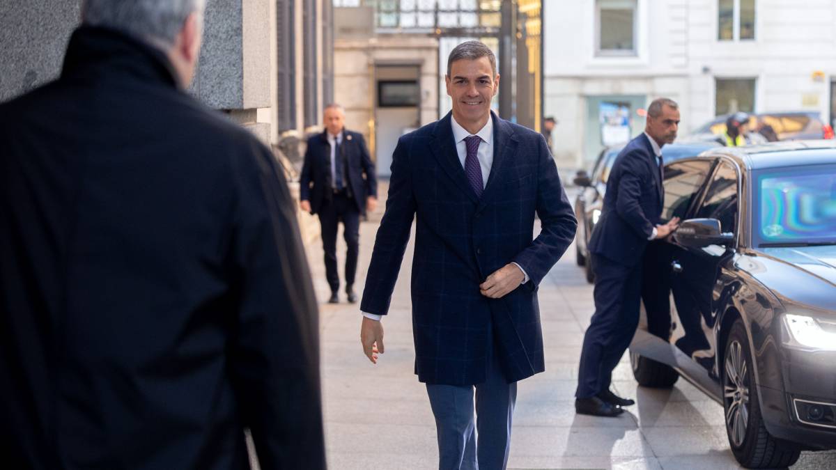 «Anatomia d'un farsant»: Feijóo eleva el xoc amb Sánchez amb la dictadura en el record