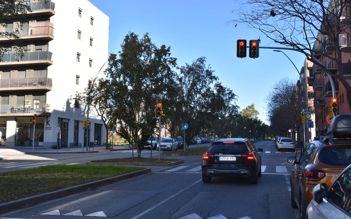 En marxa la nova semaforització a l'avinguda dels Dolors amb els carrers Amadeu Vives i Estanislau Casas