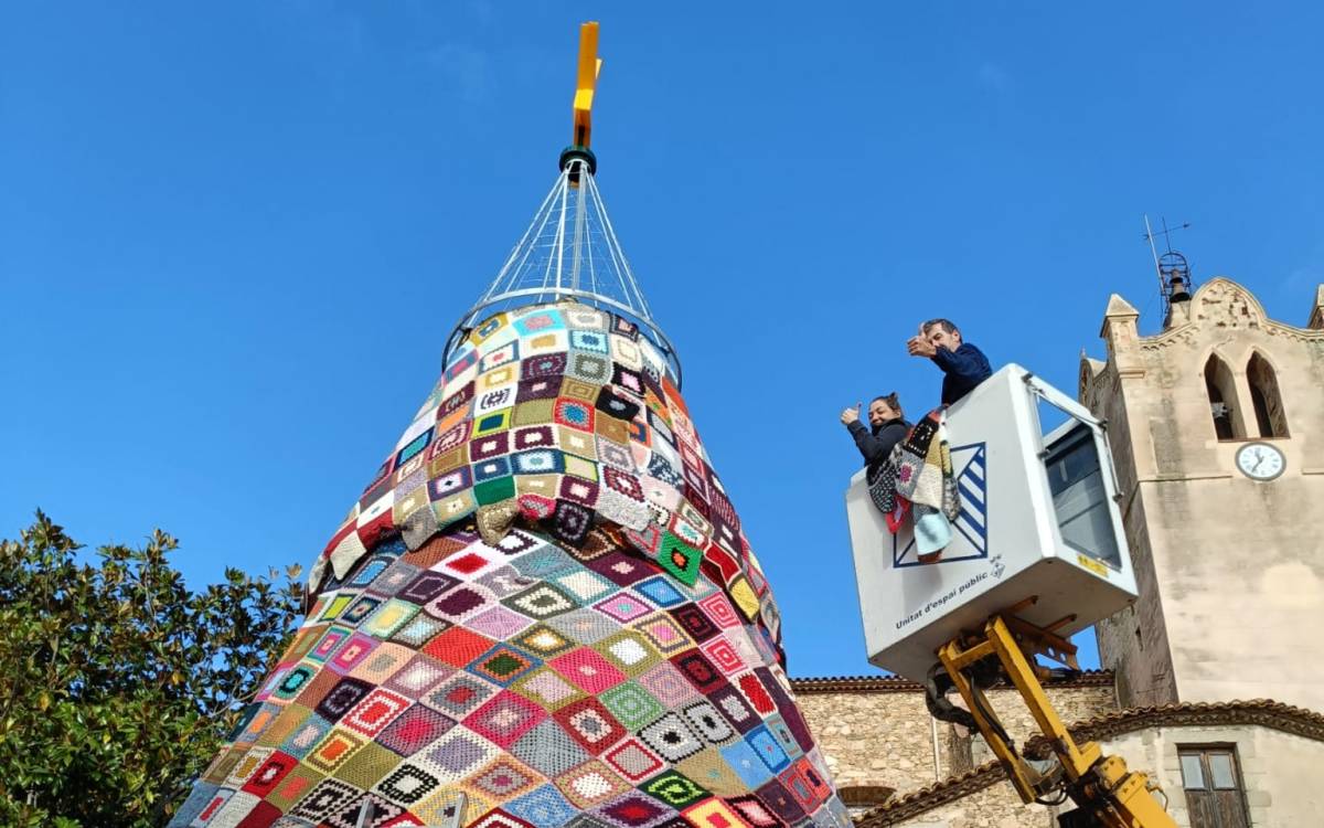 Un poble de Catalunya celebra Nadal amb un arbre de 9,5 metres d'alçada fet amb ganxet
