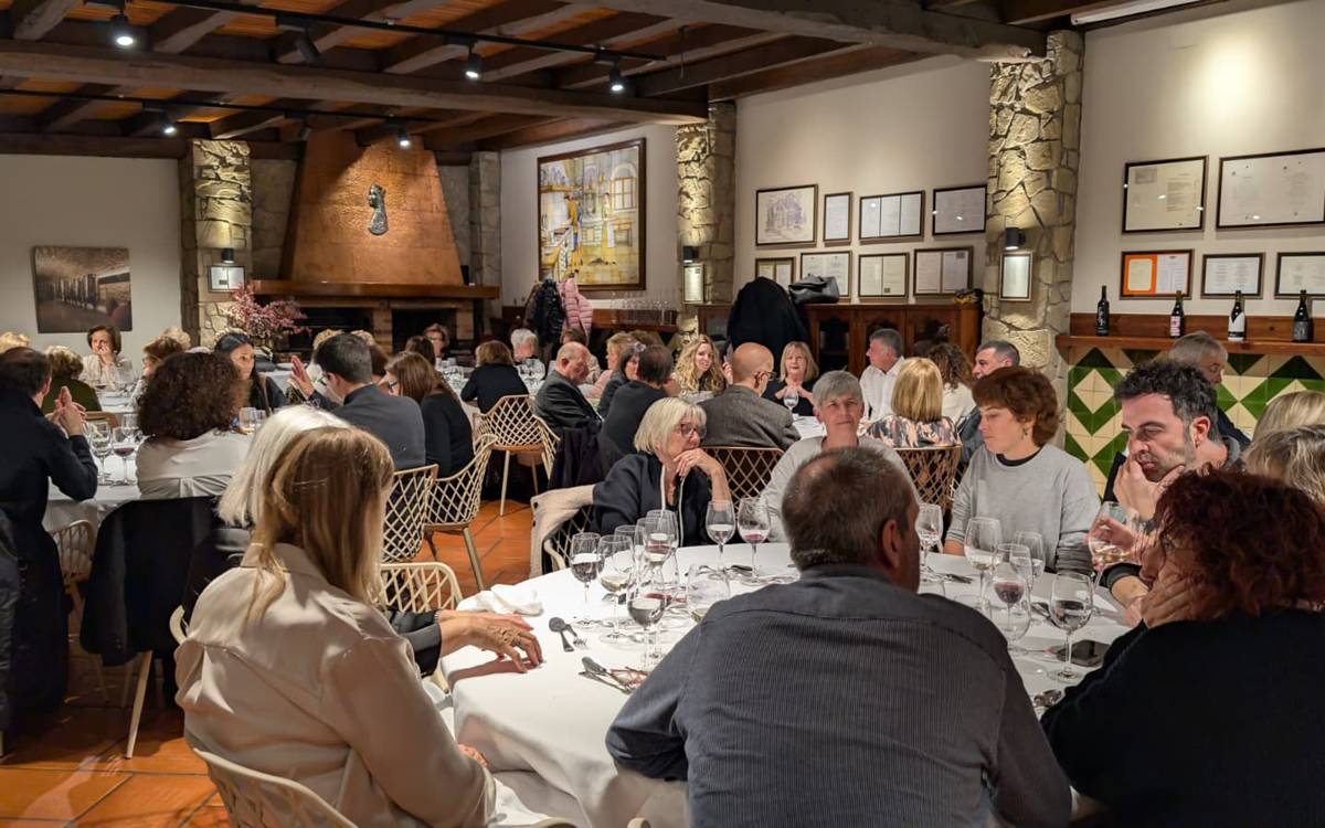 Joviat acull l'àpat Cuinem vida, un homenatge a la salut, la recerca i la solidaritat