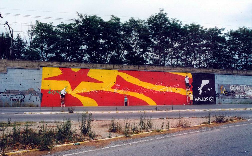 Una estelada pintada a l`entrada de Cardedeu.