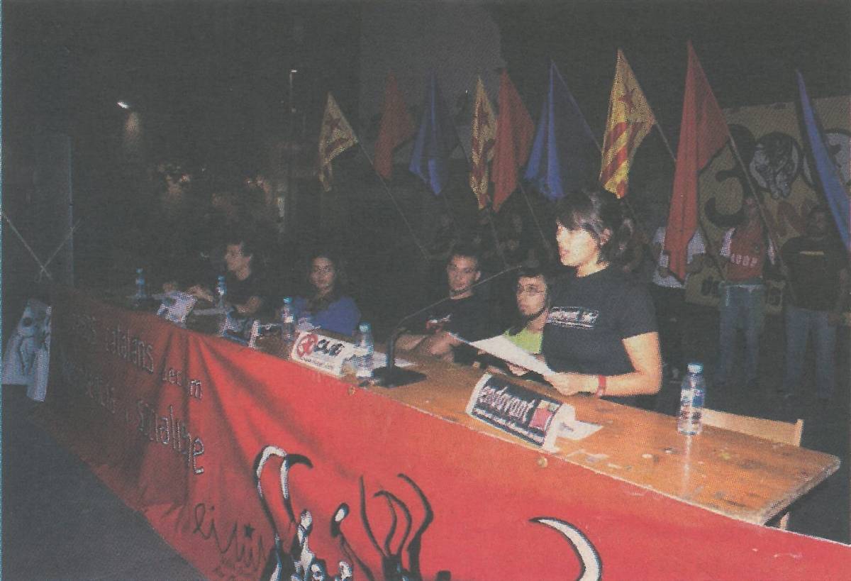 Militants d`endavant en una ponència pública.