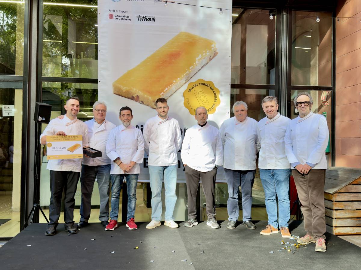 La representació de la pastisseria Turull recollint el premi - 