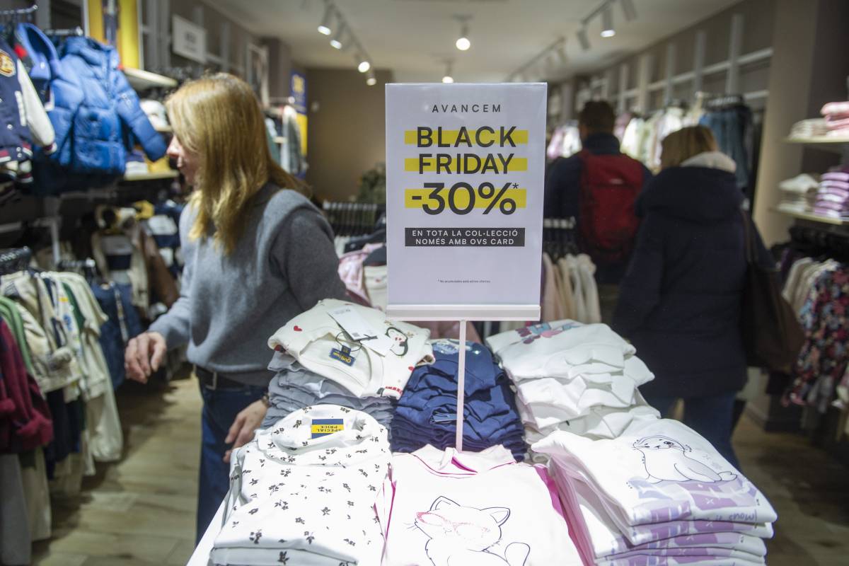 Cartells de Black Friday als establiments del centre de Terrassa - Alberto Tallón