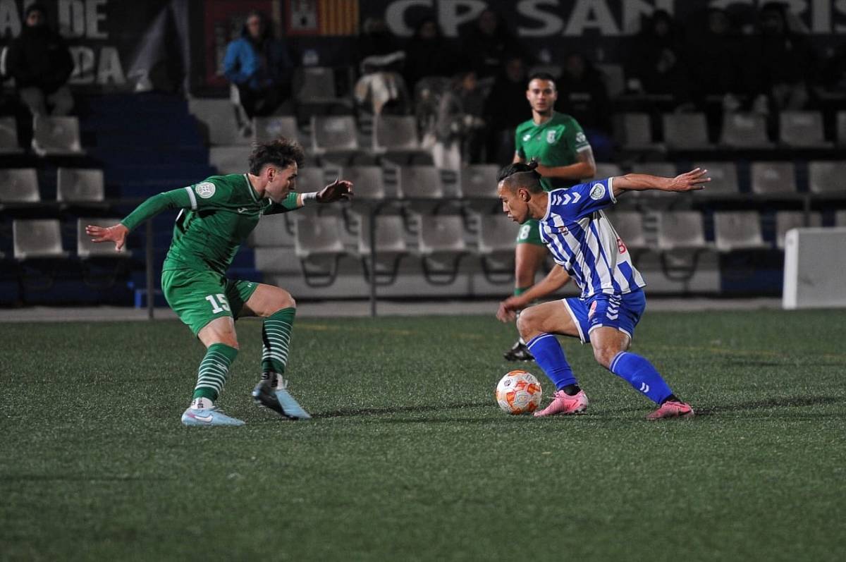 Konu intenta superar al defensa Pereira, autor del gol del Cornellà - Alberto Tallón