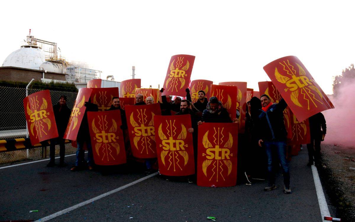 Una «legió romana» de treballadors de Repsol bloqueja l'accés al complex de Tarragona