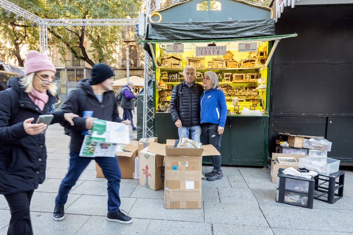 Leo Costa i Edurne Costa a la seva parada de la Fira de Santa Llúcia  - Hugo Fernández
