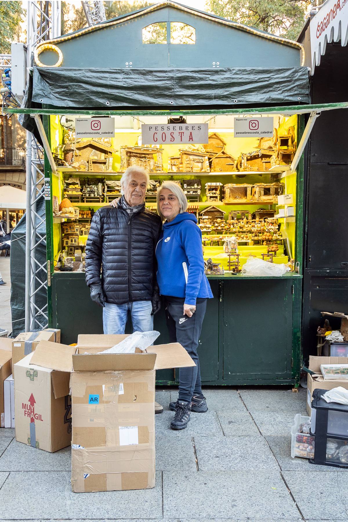 Dues generacions de pessebristes de la Fira de Santa Llúcia: «Lluitem per mantenir viva la tradició familiar»