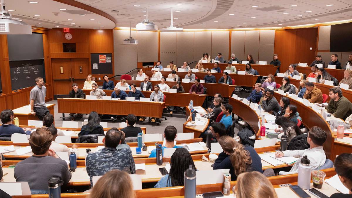 Gerard Piqué impartint classes a Hardvard