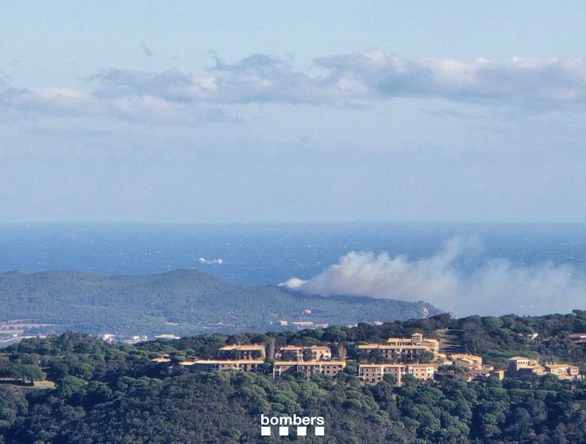 Estabilitzat l'incendi de vegetació a Palamós que ha obligat a confinar una urbanització