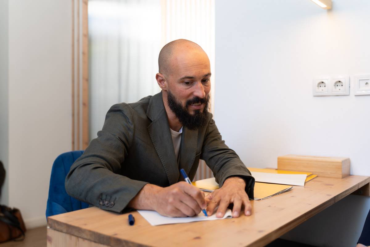 El professor Raimon Escapa fent una classe - David Chao El professor Raimon Escapa fent una classe