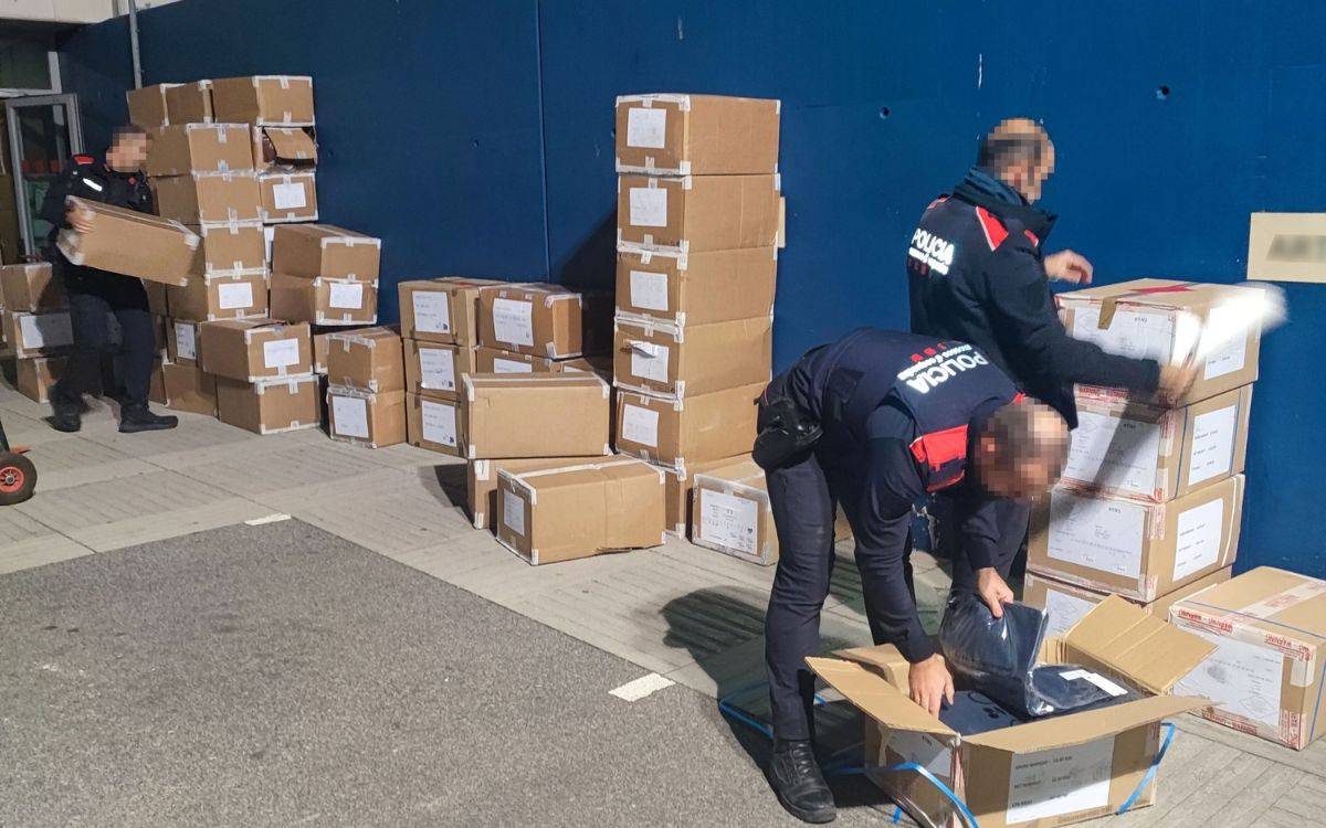 Roben milers de peces de roba d'un camió a l'AP-7 i els detenen en una carretera secundària a Tarragona