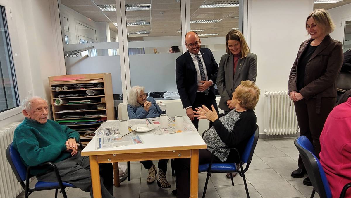 La consellera i l`alcalde han conversat amb alguns dels residents durant la seva visita al centre