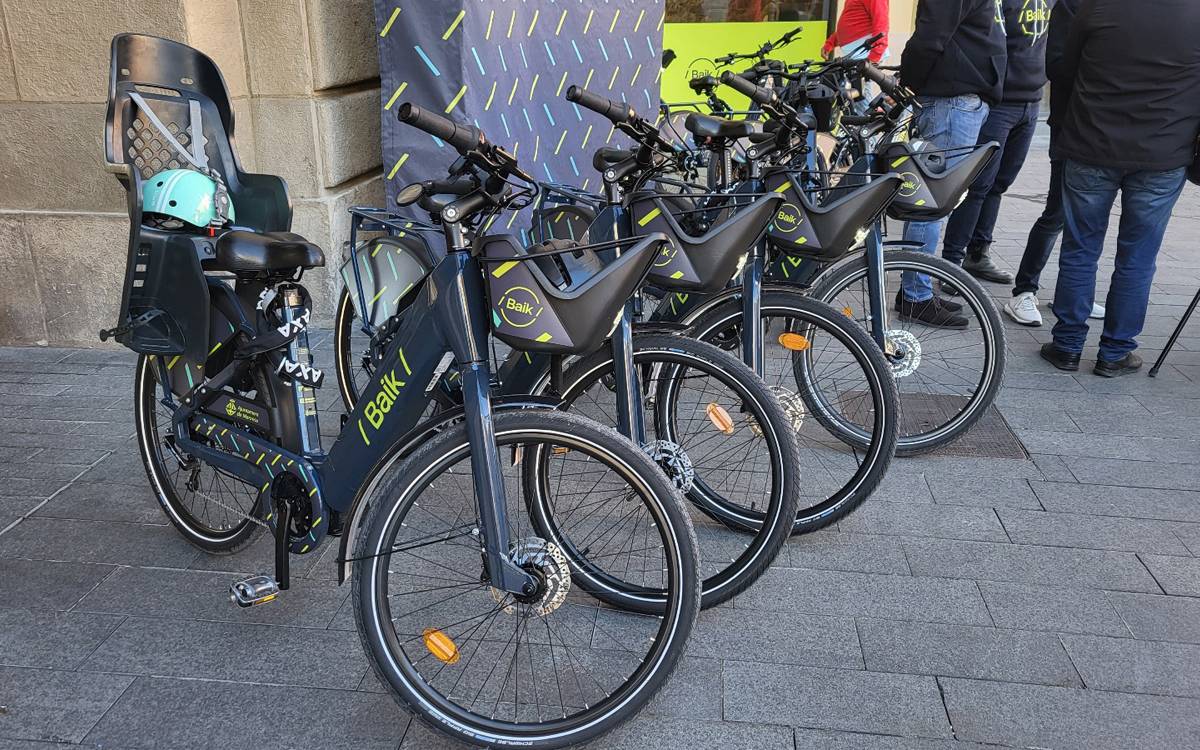 Manresa presenta les primeres bicicletes del Baik, el nou sistema elèctric compartit de la ciutat