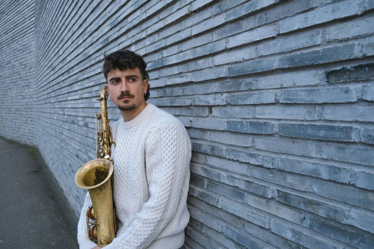 Un jove saxofonista amanseix feres a Terrassa