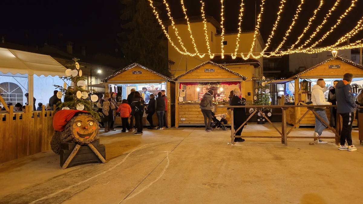 El format repeteix l`estructura a través de les casetes de fusta a la plaça de l`Estació - Lídia López El format repeteix l`estructura a través de les casetes de fusta a la plaça de l`Estació