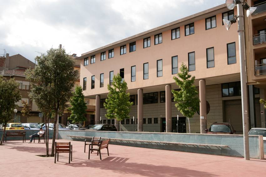 Berga tanca temporalment la biblioteca pel despreniment parcial d'un fals sostre