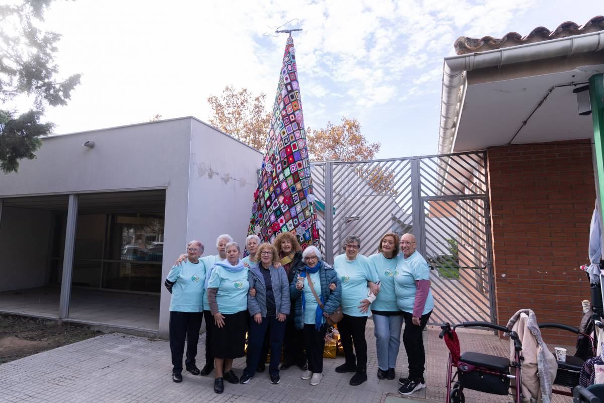 Badia estrena arbre de Nadal de cinc metres fet amb ganxet: 
