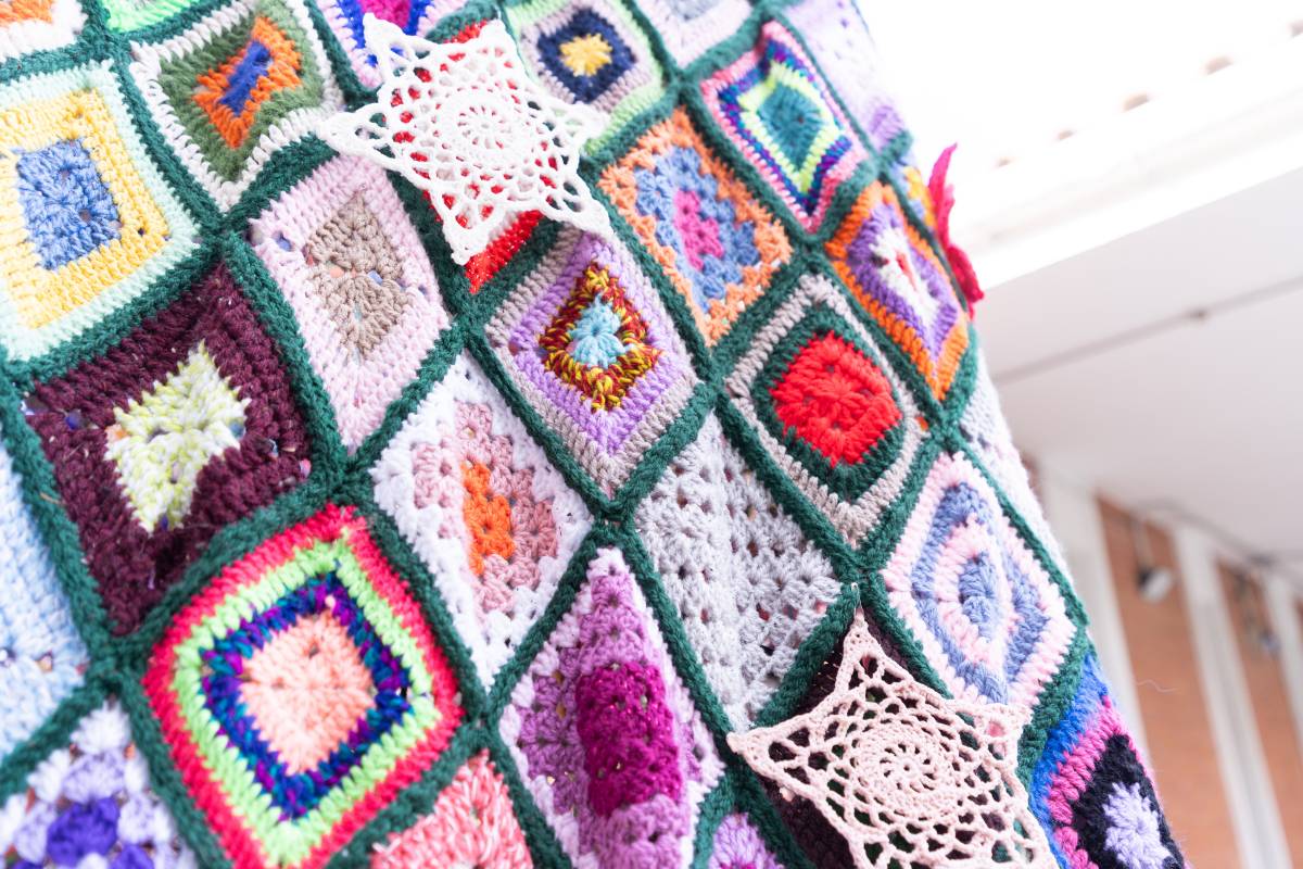 Badia presenta un arbre de cinc metres fet amb ganxet