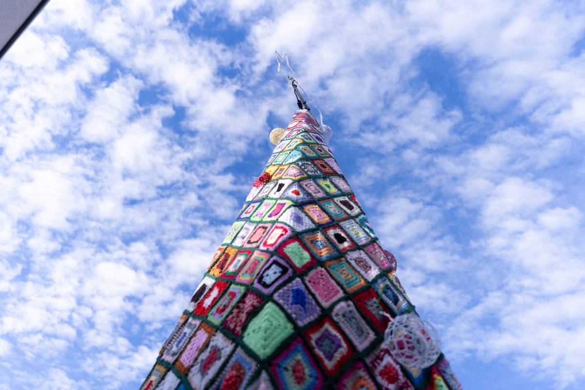 Badia presenta un arbre de cinc metres fet amb ganxet