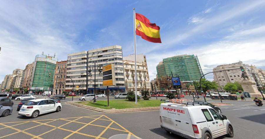 El PP intenta penjar una bandera espanyola gegant a València i li surt el tret per la culata