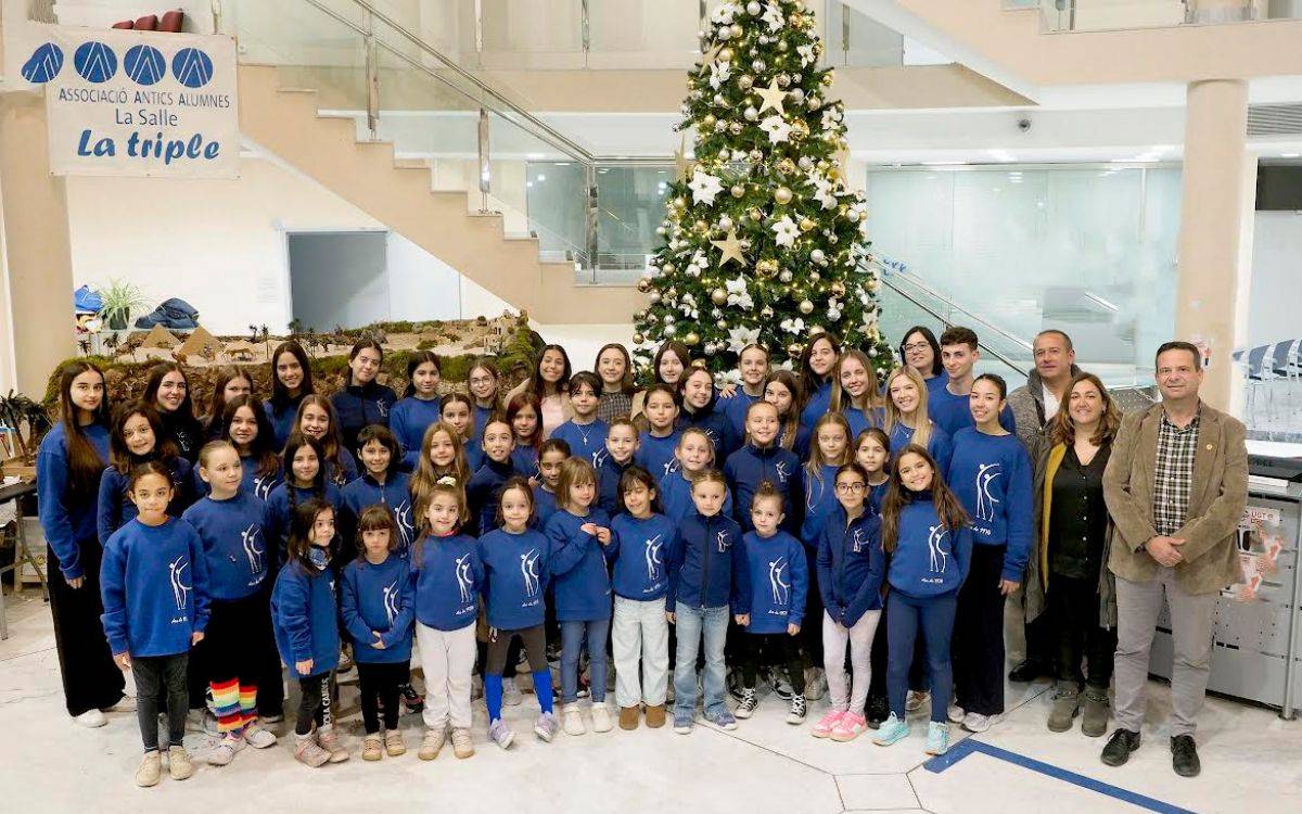 Fotografia de germanor del Club Patí Cambrils al vestíbul de l`ajuntament