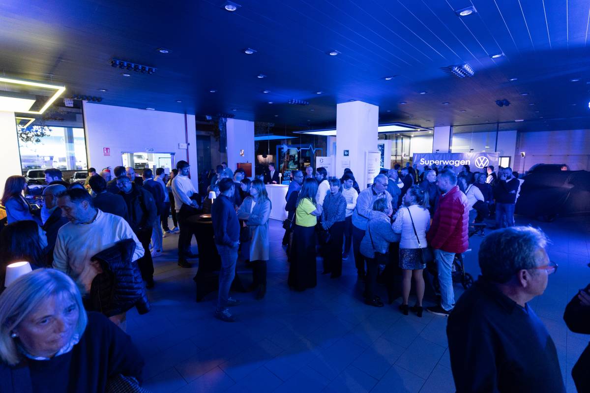 Assistents a l'acte de Superwagen - D. CHAO