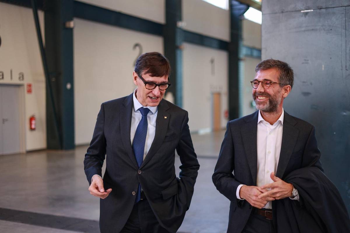 El president de la Generalitat, Salvador Illa, intercanvia unes paraules amb l`editor del Diari de Sabadell, Marc Basté,