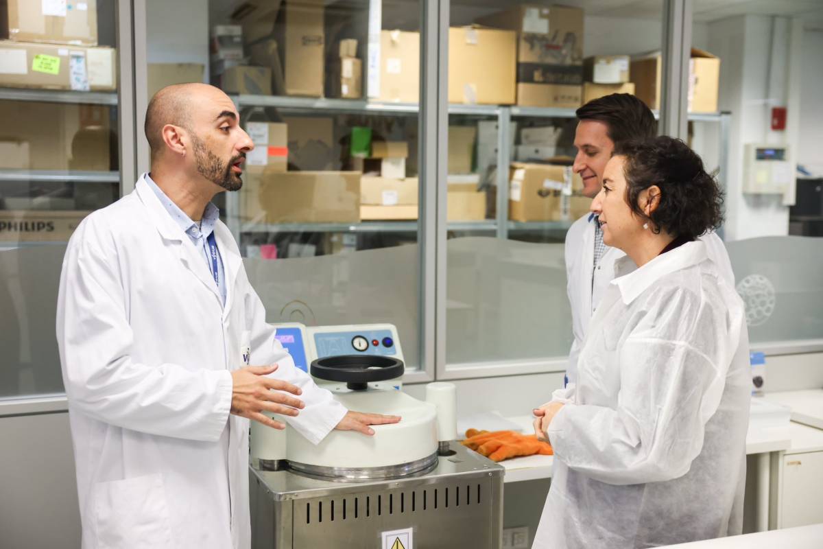 La consellera Romero, amb els fundadors de Vytrus Biotech - La consellera Romero, amb els fundadors de Vytrus Biotech