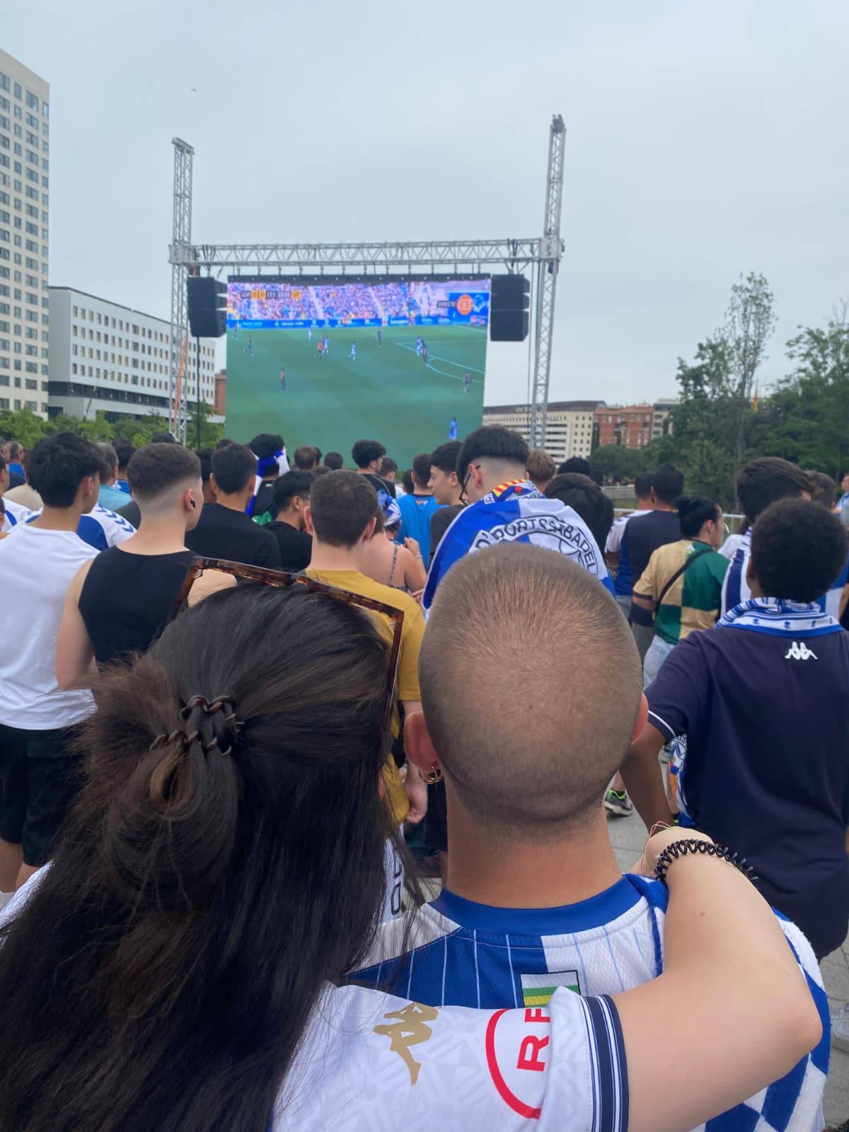La parella celebrant l`ascens a la pantalla gegant del Parc Catalunya - Cedida La parella celebrant l`ascens a la pantalla gegant del Parc Catalunya