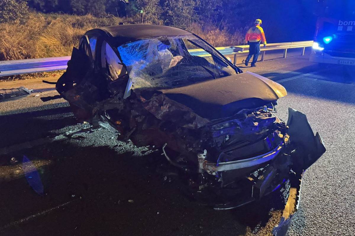 Un cotxe contra direcció xoca amb un autocar amb 41 passatgers a l'AP-7 a Aiguaviva