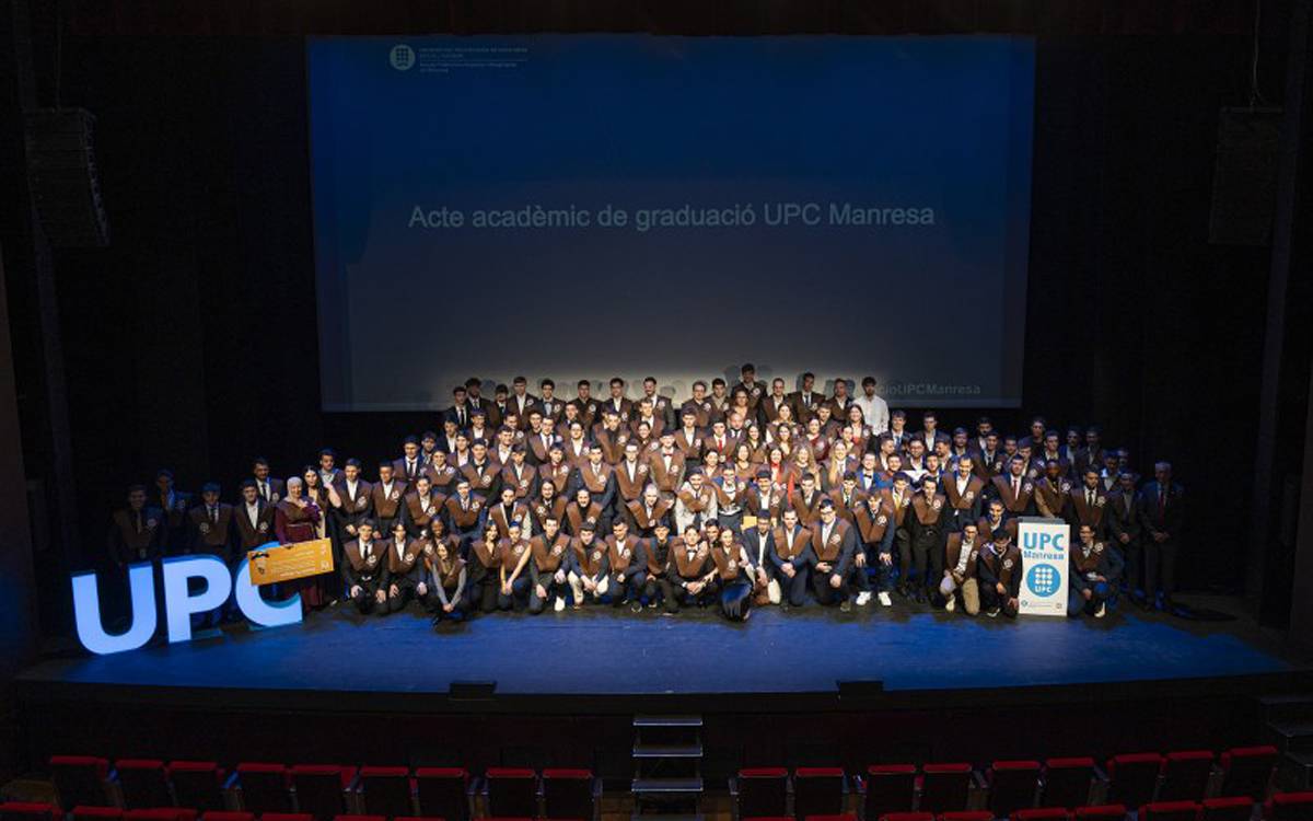 Foto de grup de totes les persones titulades i premiades - UPC