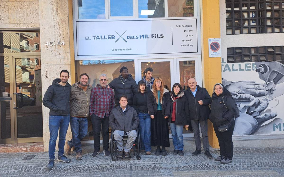 Membres de Milfils, autoritats i persones vinculades al projecte davant del taller