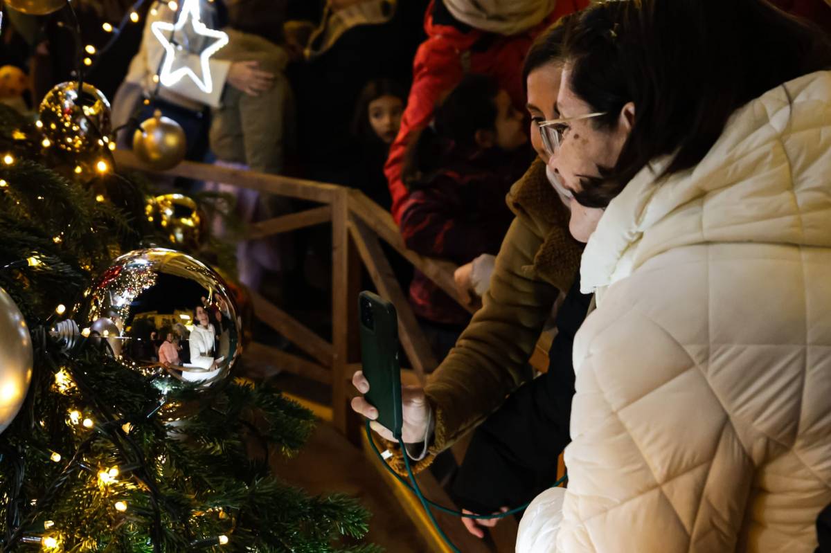 L'arbre de Nadal, al costat de la Casa de l'Esport, ha estat un dels protagonistes més fotografiats del vespre - Lluís Clotet
