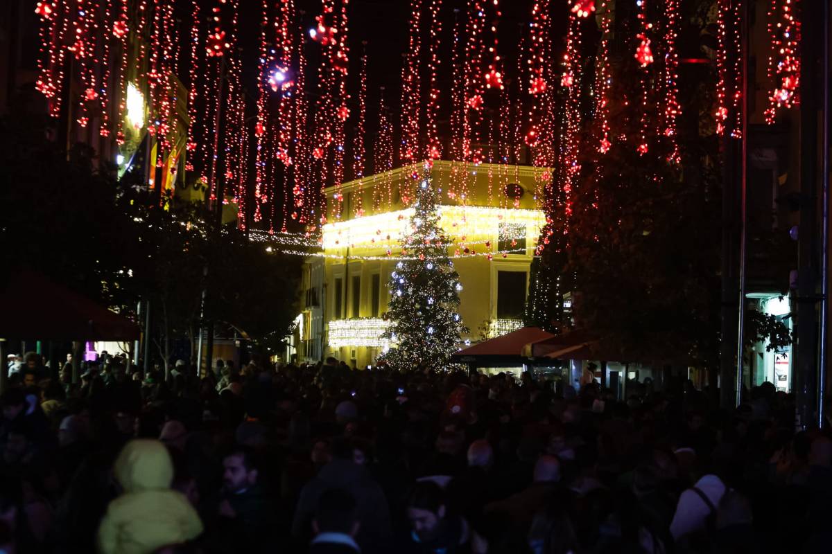 Així ha quedat el Raval de Montserrat de Terrassa després de l'encesa dels llums de Nadal - Lluís Clotet