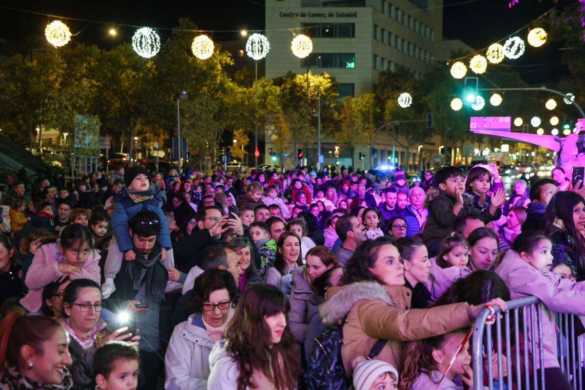 L’Eix Macià s’il·lumina per Nadal amb una encesa plena de música i ambient familiar
