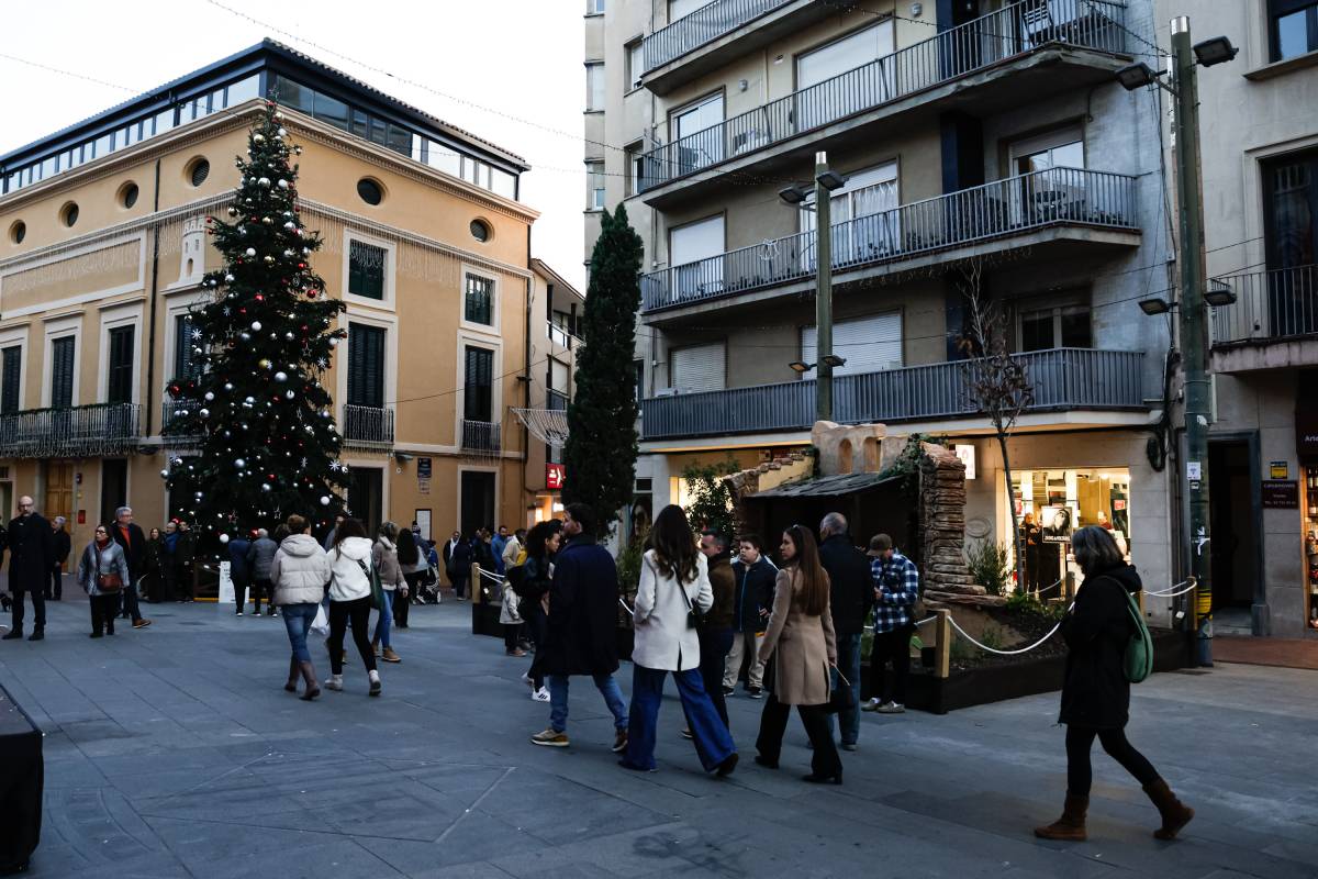 FOTOGALERIA | L'abans i el després de l'encesa de l'enllumenat nadalenc de Terrassa