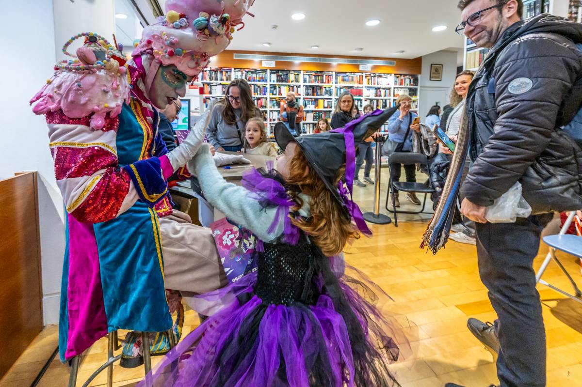 El Llaminer omple la Llar del Llibre en la presentació del seu nou conte