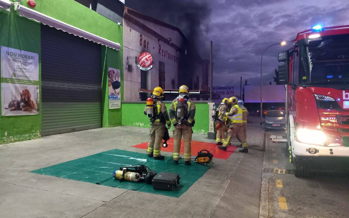 Un incendi crema un restaurant en un polígon industrial del Vendrell