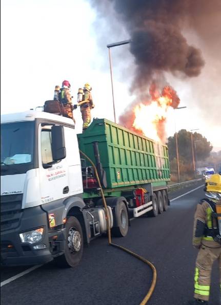 Crema la càrrega de residus d’aparells electrònics d’un camió a l'autovia