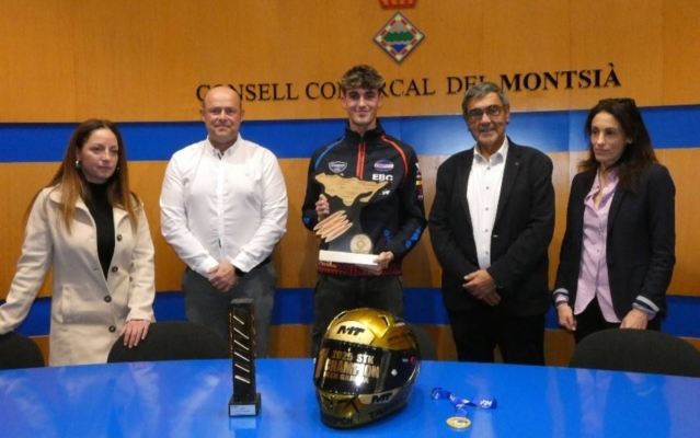 El Consell Comarcal del Montsià ret homenatge al pilot canareu Iker Garcia