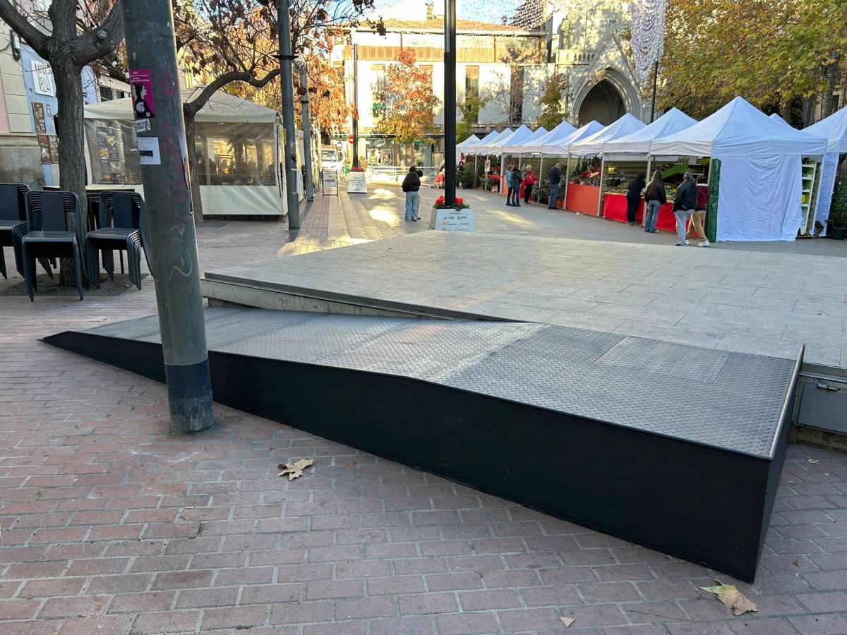 L'escenari de la Plaça Vella estrena rampa d’accés